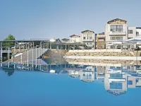 Widok na budynki i basen w Istion Club