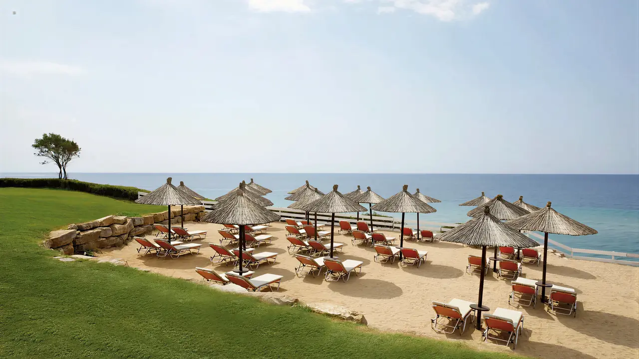 Leżaki i parasole na plaży w Istion Club