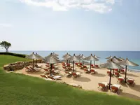 Leżaki i parasole na plaży w Istion Club