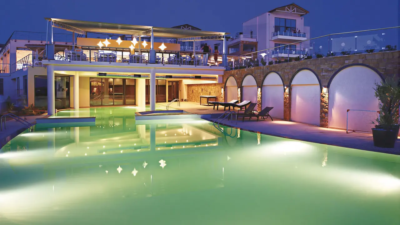 Oświetlony basen w hotelu Istion Club wieczorem