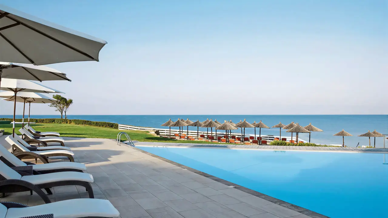 Basen z leżakami w hotelu Istion Club