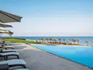 Basen z leżakami w hotelu Istion Club