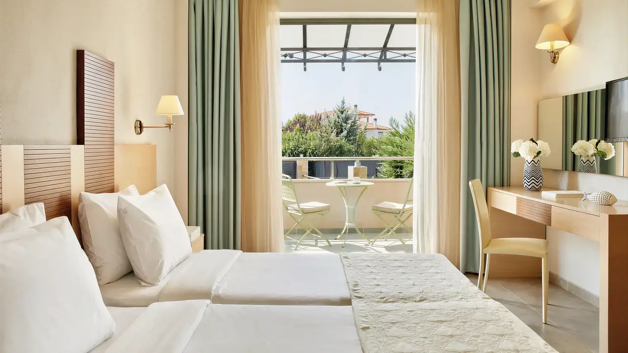 Sypialnia z balkonem w hotelu Istion Club