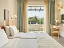 Sypialnia z balkonem w hotelu Istion Club