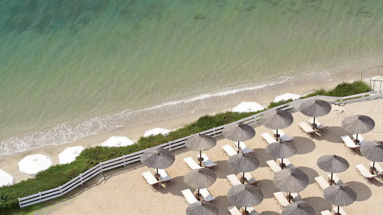 Plaża z parasolami i leżakami w Istion Club