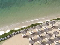 Plaża z parasolami i leżakami w Istion Club