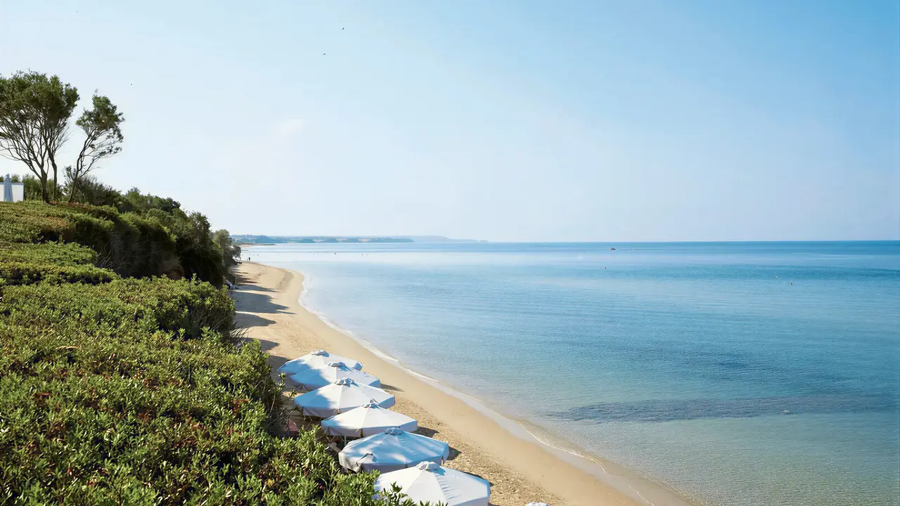 Plaża z białymi parasolami w Istion Club