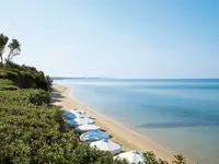 Plaża z białymi parasolami w Istion Club