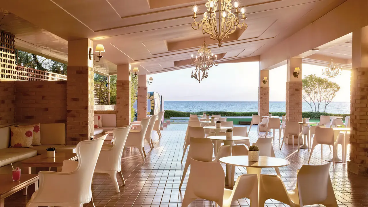 Restauracja w Istion Club z widokiem na morze