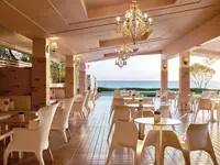 Restauracja w Istion Club z widokiem na morze