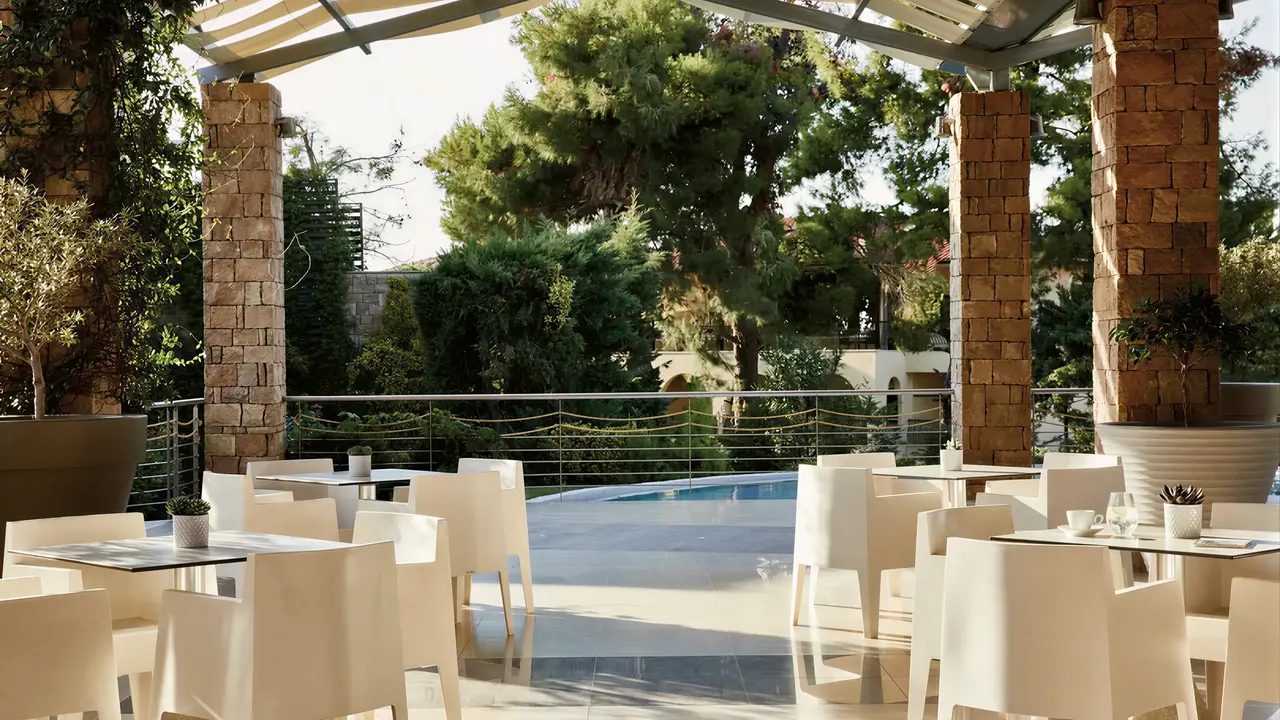 Stolik restauracyjny na tarasie w Istion Club