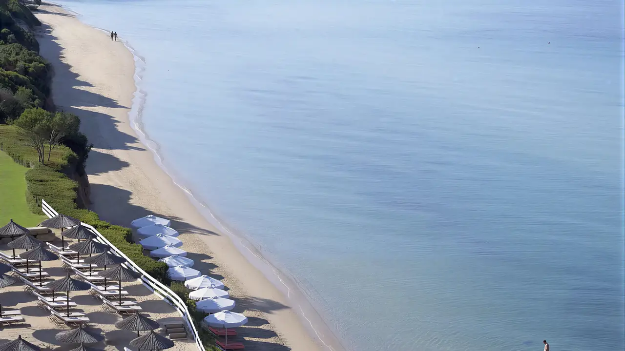 Plaża z białymi parasolami w Istion Club