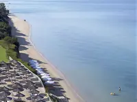 Plaża z białymi parasolami w Istion Club