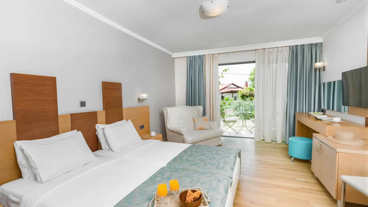 Sypialnia w hotelu Istion Club z jasnymi meblami