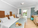 Sypialnia w hotelu Istion Club z jasnymi meblami