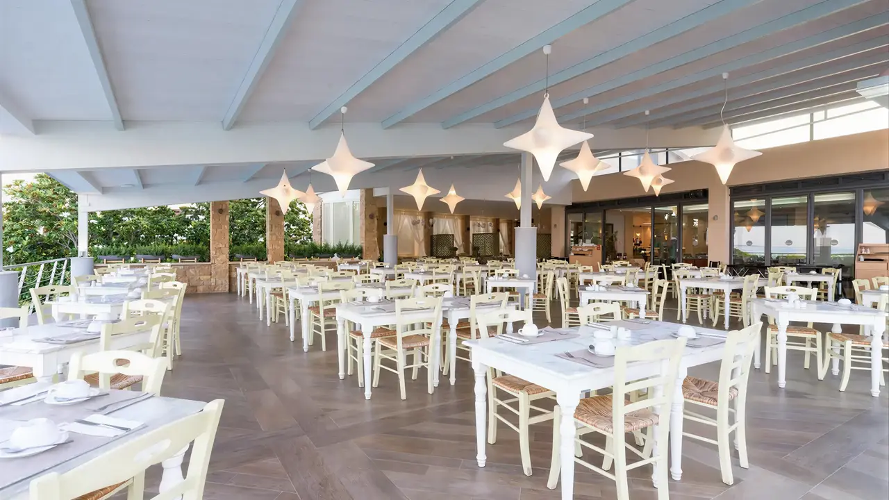 Restauracja w hotelu Istion Club z białymi stołami