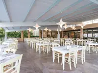 Restauracja w hotelu Istion Club z białymi stołami