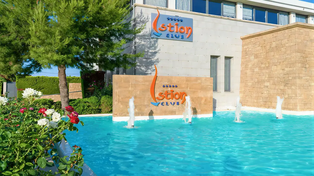 Elewacja i fontanna przed Istion Club