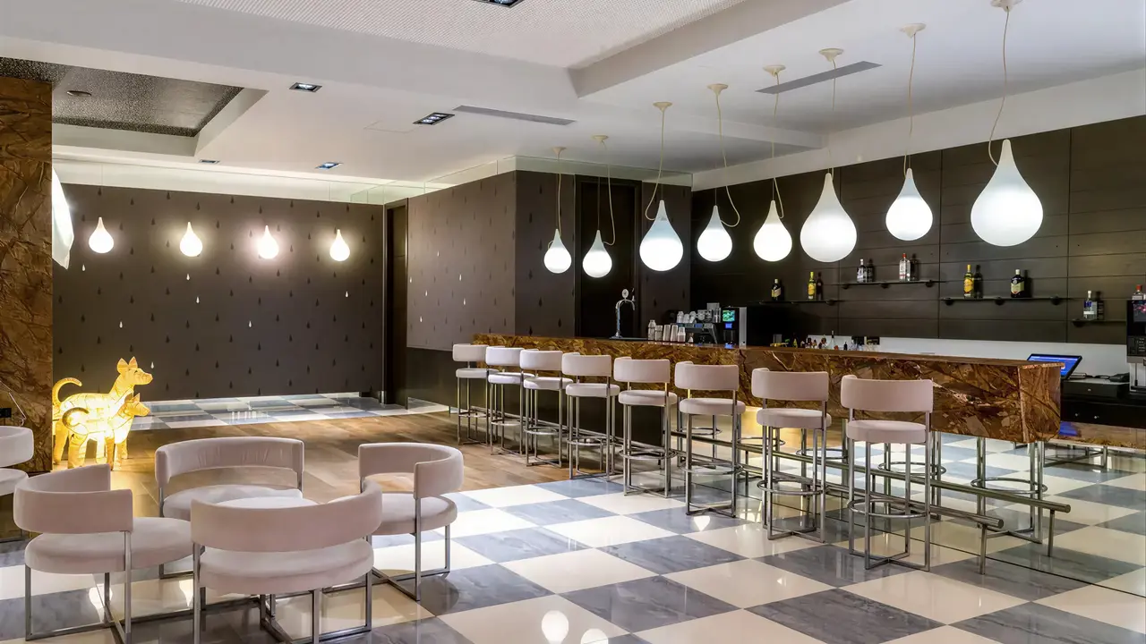 Nowoczesny bar z wysokimi hokerami w Istion Club
