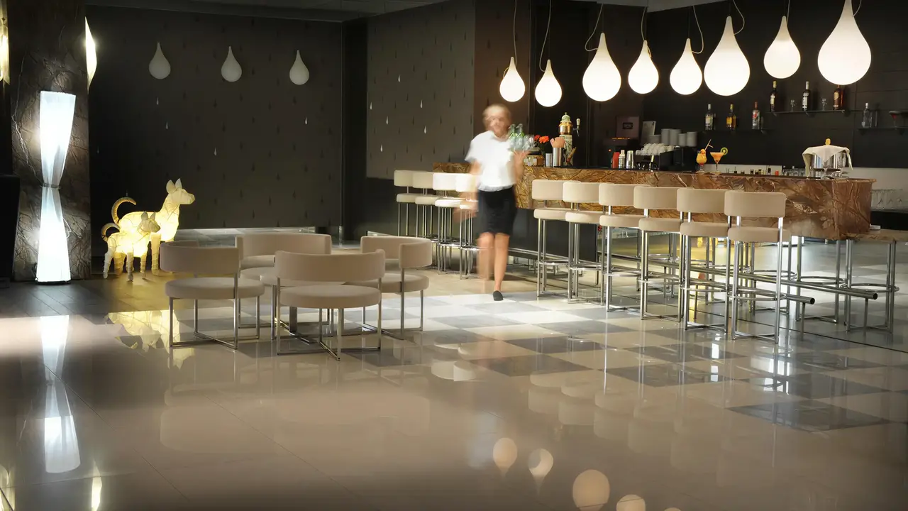 Nowoczesny bar w hotelu Istion Club