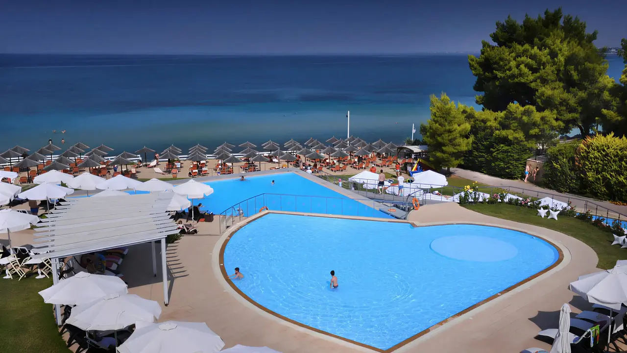 Widok na baseny i plażę w Istion Club