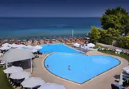 Widok na baseny i plażę w Istion Club