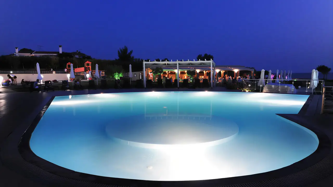 Oświetlony basen w hotelu Istion Club wieczorem
