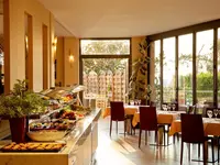 Bufet i stoliki w restauracji Istion Club