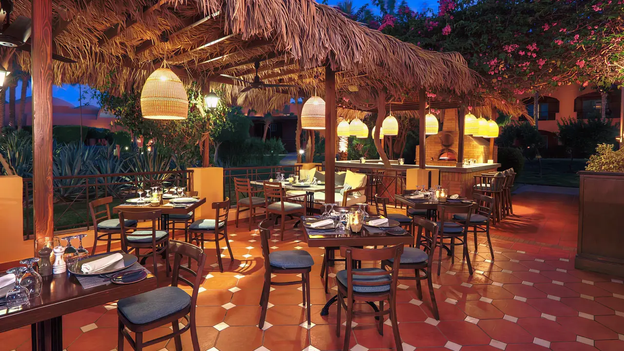 Restauracja pod strzechą w Jaz Makadi Saraya