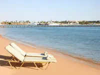 Leżaki na plaży przy Jaz Makadi Saraya