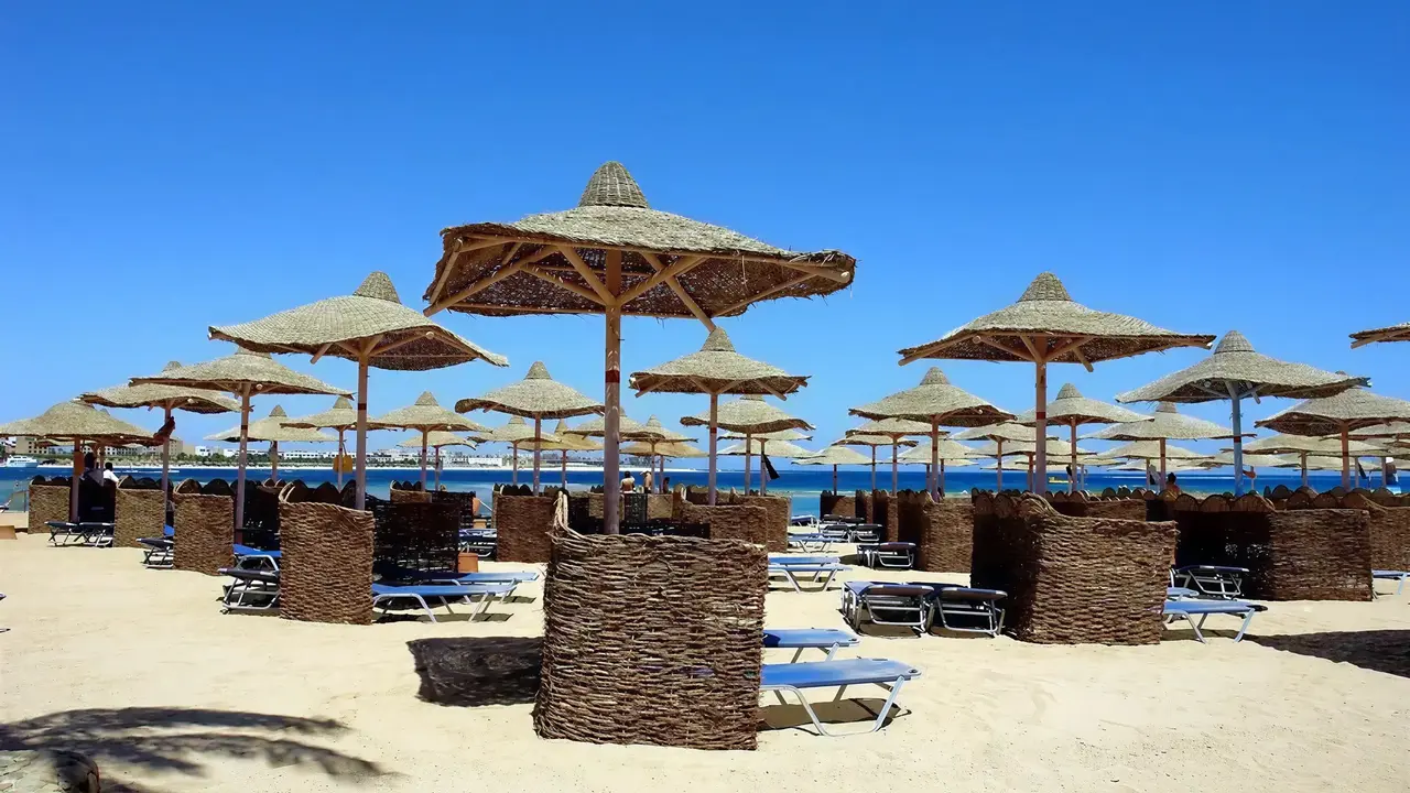 Leżaki i parasole na plaży Jaz Makadi Saraya