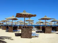 Leżaki i parasole na plaży Jaz Makadi Saraya