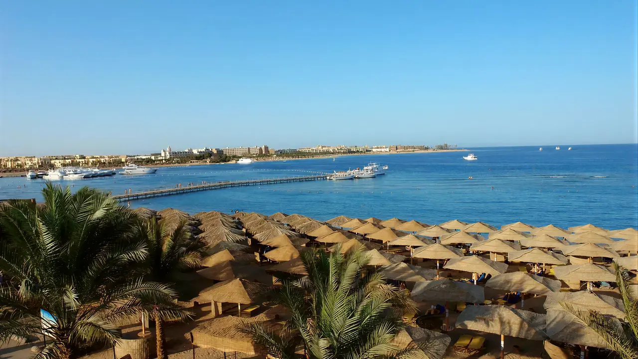 Plaża z parasolami przy Jaz Makadi Saraya
