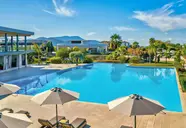 Basen z parasolami w Jiva Beach