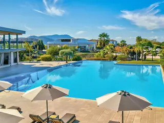 Basen z parasolami w Jiva Beach