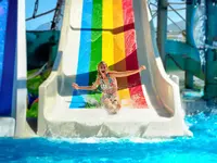 Kobieta na tęczowej zjeżdżalni wodnej w Jiva Beach