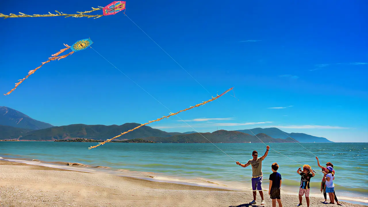 Dzieci puszczają latawce na plaży w Jiva Beach