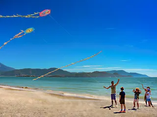 Dzieci puszczają latawce na plaży w Jiva Beach