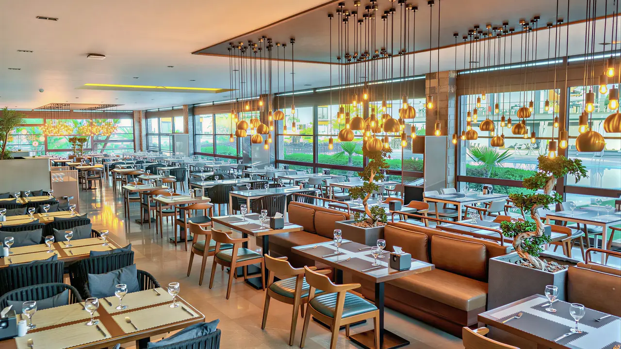 Elegancka restauracja w Jiva Beach z nowoczesnym oświetleniem