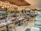 Elegancka restauracja w Jiva Beach z nowoczesnym oświetleniem