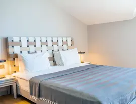 Sypialnia z dużym łóżkiem w Jiva Beach