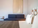 Wnętrze pokoju z łóżkiem w Jiva Beach