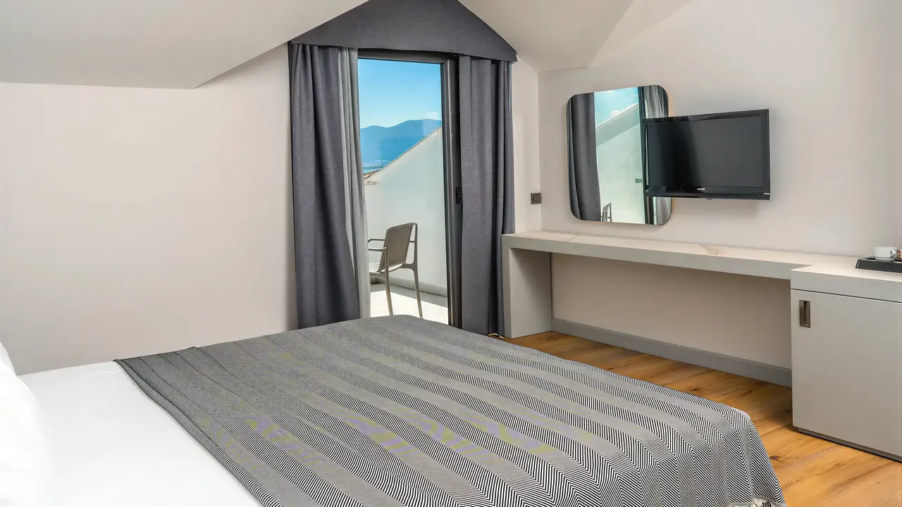 Pokój z łóżkiem i balkonem w Jiva Beach