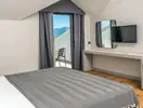 Pokój z łóżkiem i balkonem w Jiva Beach