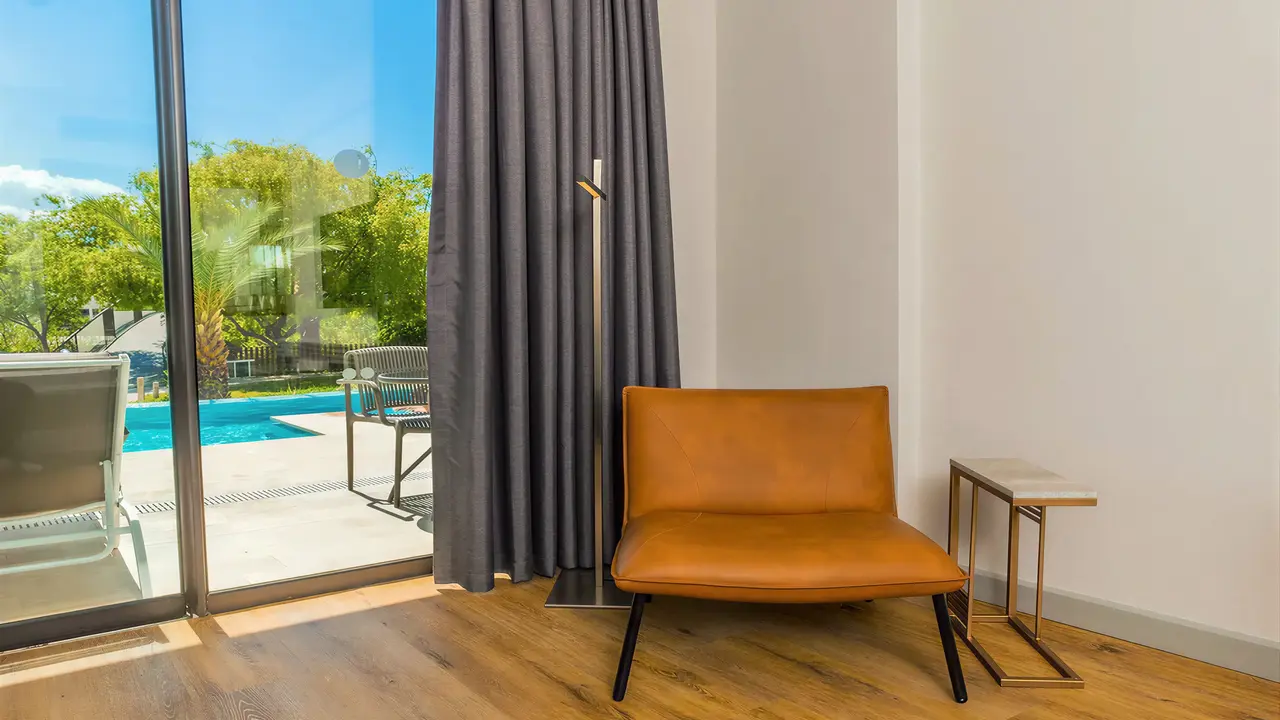 Wnętrze pokoju w Jiva Beach z widokiem na basen