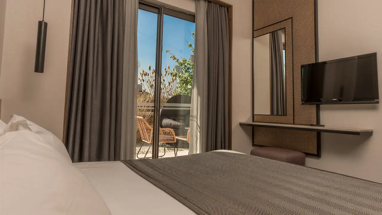 Wnętrze sypialni w Jiva Beach z widokiem na taras