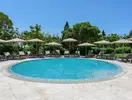 Okrągły basen z leżakami w Jupiter Albufeira