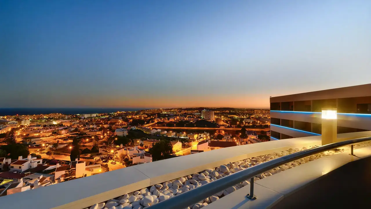 Widok z tarasu Jupiter Albufeira na okoliczne miasto