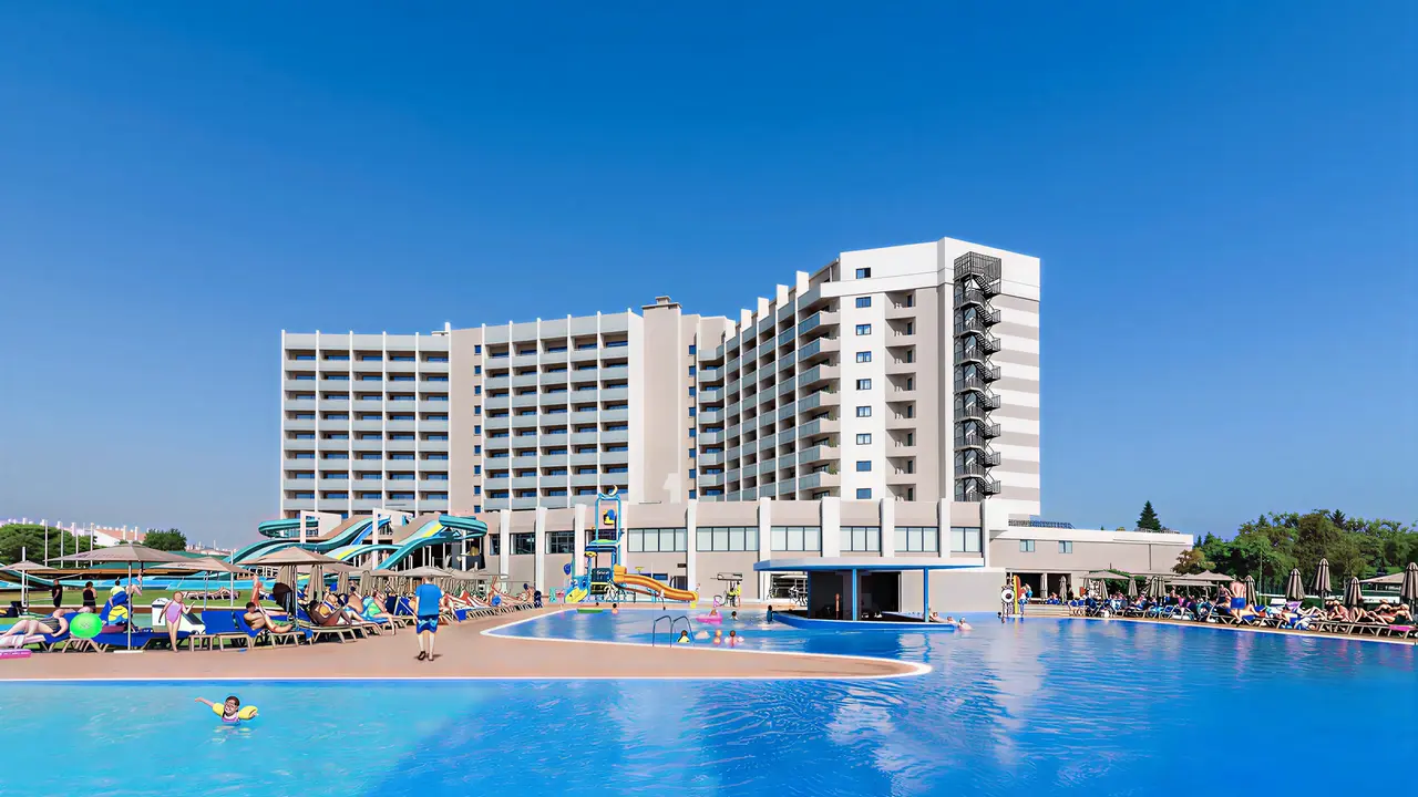 Widok na budynek i baseny w Jupiter Albufeira