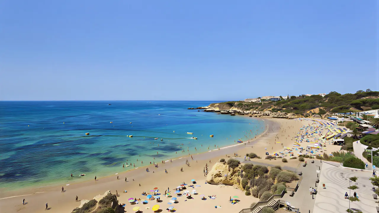 Plaża z leżakami w Jupiter Albufeira